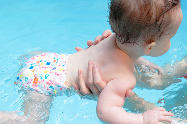 La couche baignade - un indispensable pour les jeux aquatiques avec bébé